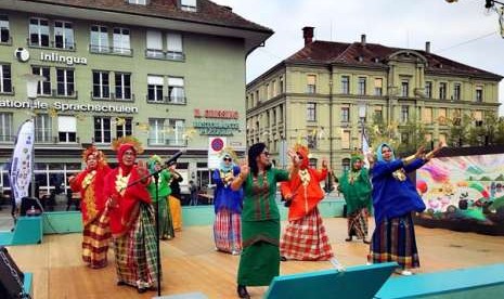 Penari sedang beraksi pada Harmony of Indonesia di Bern, Swiss, kemarin. Pameran Sulawesi digelar di ibu kota Swiss itu oleh Kedubes Indonesia.