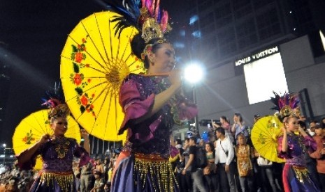 Penari tampil menghibur warga dalam Jakarta Night Festival (JNF) 2014 di Jalan MH Thamrin, Jakarta, Sabtu malam (21/6). 