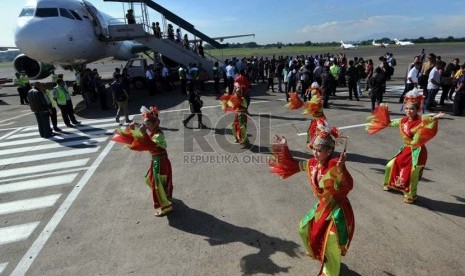  Penari tampil menyambut pendaratan perdana pesawat maskapai Citilink di landasan Bandara Halim Perdanakusuma, Jakarta, Jumat (10/1).    (Republika/Aditya Pradana Putra)