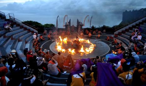 Penari tampil saat pertunjukan terakhir atraksi wisata Tari Kecak Uluwatu sebelum ditiadakan sementara di kawasan Uluwatu, Badung, Bali, Jumat (8/1/2021). Atraksi wisata tersebut akan ditiadakan kembali mulai Sabtu (9/1) hingga waktu yang belum ditentukan terkait dengan kebijakan Pemberlakuan Pembatasan Kegiatan Masyarakat (PPKM) di Pulau Jawa dan Bali 11-25 Januari mendatang.