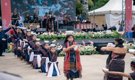 Penari Tor-Tor meriahkan Pesta Rakyat Danau Toba di Kabupaten Dairi, Kamis (23/11/2023).