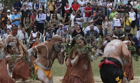 Penari tradisional Aborigin melakukan upacara pada Hari Australia di Sydney, Australia, Selasa (26/1).