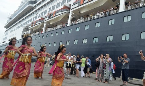 Penari tradisional menyambut penumpang kapal pesiar MS Volendam yang bersandar di Pelabuhan Benoa, Bali, Rabu (28/12). 