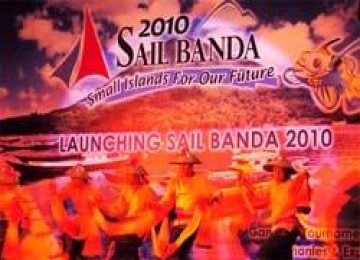 Penari dari Maluku membawakan tarian tradisional, saat launching Sail Banda di Jakarta, Rabu malam (3/2)