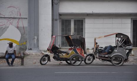 Penarik becak motor (betor) menunggu calon penumpang ketika mangkal di Kawasan Jalan Stasiun Medan, Sumatera Utara, Ahad (5/4/2020). Betor yang merupakan salah satu angkutan bagi warga Kota Medan itu kini sepi penumpang dan mengakibatkan pendapatan penarik betor menurun sejak maraknya wabah COVID-19. 