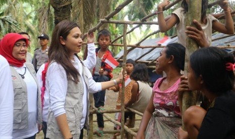 Penasehat Dharma Wanita Kementerian Sosial Grace Batubara berdialog dengan anggota Suku Anak Dalam di Musi Rawas utara