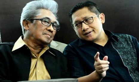 Penasehat hukum, Adnan buyung Nasution (kiri) berbincang dengan Mantan ketua umum Partai demokrat, Anas Urbaningrum (kanan)