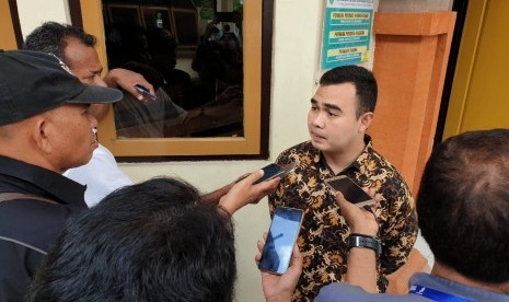 Penasehat Hukum Alfort Capital Sendi Sanjaya memberikan keterangan kepada media setelah persidangan kasus penggelapan saham Kuta Paradiso, Denpasar, Selasa (17/12).