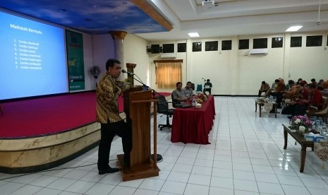 Penasehat Indonesia Bermutu dan mantan Sekjen Kemenag Bahrul Hayat  sedang memberikan sambutan di hadapan kepala MIN,  MTsN, dan  MAN  dalam acara FGD Madrasah Bermutu.