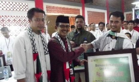 Penasehat MTT, Priantono Rudito di dampingi Ketua Umum MTT M. Fathoni Yasin, menyerahkan bantuan untuk Palestina