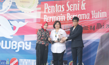 Penasihat Dharma Wanita Persatuan (DWP) Kemenpora, Shobibah Rohmah menghadiri acara pentas seni dan bermain bersama anak yatim di Snowbay Taman Mini Indonesia Indah (TMII), Jakarta, Sabtu (4/5).