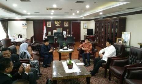 Penasihat Kerajaan Malaysia (Setingkat Menteri), Tan Sri Dato Seri Utama Dr Rais Yatim  dan rombongan, bertemu Ketua MPR, Zulkifli Hasan, dan Wakil Ketua MPR, Hidayat Nur Wahid di ruang kerja Ketua MPR, Kamis (27/7).