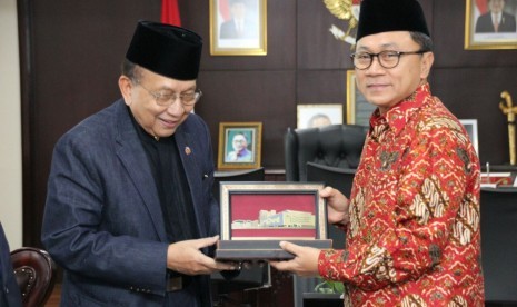 Penasihat Kerajaan Malaysia (setingkat Menteri), Tan Sri Dato Seri Utama Rais Yatim bertemu Ketua MPR Zulkifli Hazan.