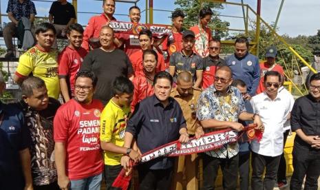 Penasihat klub Semen Padang FC, Andre Rosiade bersama calon Ketua Umum PSSI, Erick Thohir. Andre Rosiade, resmi mendaftarkan diri menjadi Wakil Ketua Umum (Waketum) Persatuan Sepak Bola Seluruh Indonesia (PSSI) periode 2023-2027 pada Kongres Luar Biasa (KLB), 16 Februari 2023.