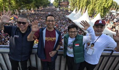 Penasihat Relawan Anies Baswedan Tamsil Linrung (kaos putih) saat bersama Anies Baswedan-Muhaimin sedang berfoto. PKS sebut pasangan Anies-Muhaimin paling siap untuk mendaftarkan diri ke KPU.