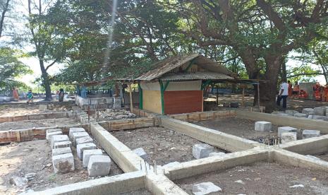 Penataan makam keramat Sultan Maulana Mahmud Zakaria di Pulau Panjang, Kabupaten Kepulauan Seribu.