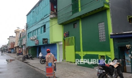 Aktivitas di Kawasan Kalijodo saat siang hari, Jakarta, Kamis (11/2).  (Republika/Wihdan)