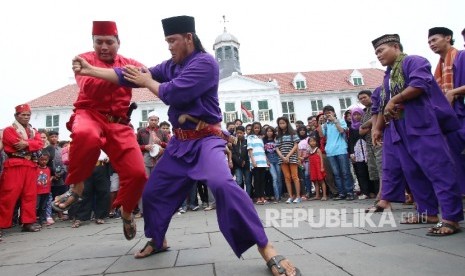 Ilustrasi Pencak Silat Betawi. Sembilan budaya Betawi didaftarkan oleh Dinas Kebudayaan DKI Jakarta agar tercatat sebagai kekayaan intelektual komunal. 