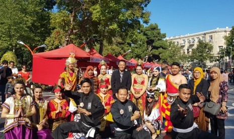  Pencak Silat Reyog Ponorogo membuat lebih dari 2.000 orang di Fountain Square Baku, Azerbaijan takjub dan terkesima.