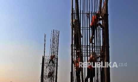 Pekerja meneyelesaikan pembangunan proyek Infrastruktur di Jakarta. Jumat (29/9).