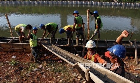 Pencapanan Target. Pekerja meneyelesaikan pembangunan proyek Infrastruktur di Jakarta. Jumat (29/9).