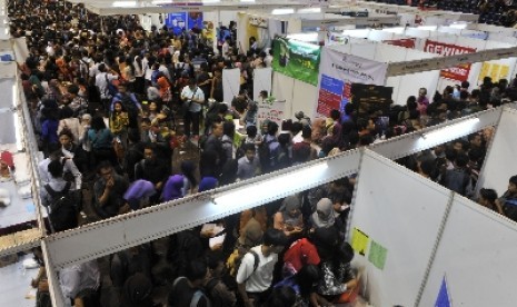 Pencari kerja berdesakan di Istora Senayan, Jakarta, Rabu (7/1).