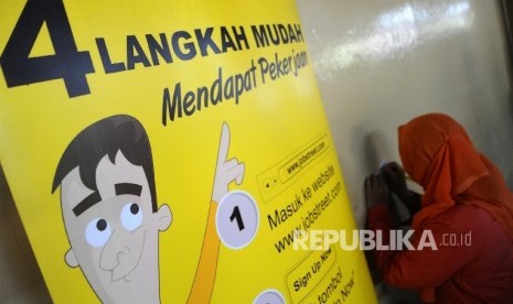 Pencari kerja di salah satu bursa kerja