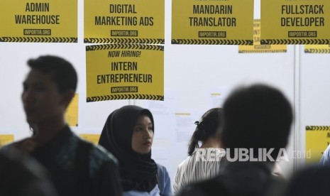 Pencari kerja melintasi salahsatu perusahaan yang membuka lowongan. Tingkat Pengangguran Terbuka (TPT) pada Februari 2020 di Provinsi Kalimantan Timur berdasarkan survei oleh BPS setempat, mencapai 6,88 persen atau sebanyak 137.189 orang. 