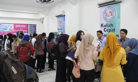 Pencari kerja memadati stand lowongan kerja di bursa kerja AMIK BSI Tangerang.   