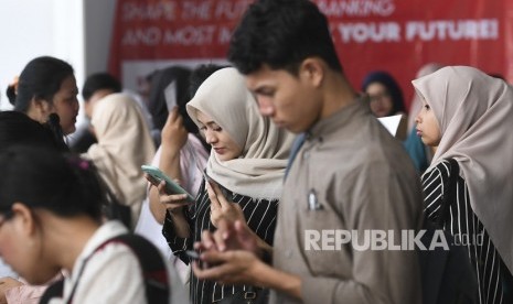 Pencari kerja mengantre untuk mengisi formulir lamaran pekerjaan saat Pameran Bursa Kerja, ilustrasi.