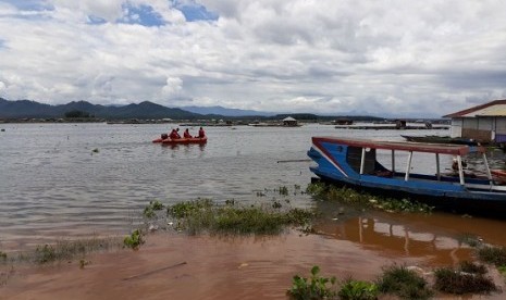 Pencarian korban tenggelam di Waduk Cirata, Kampung Rawa Taal, Desa Tegaldatar, Kecamatan Maniis, Kabupaten Purwakarta, Jumat (22/12) 