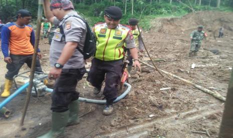 Pencarian korban tertimbun longsor di Desa Santanamekar, Kecamatan Cisayong, Kabupaten Tasikmalaya, dilakukan dengan menggunakan anjing pelacak, Rabu (4/3). 