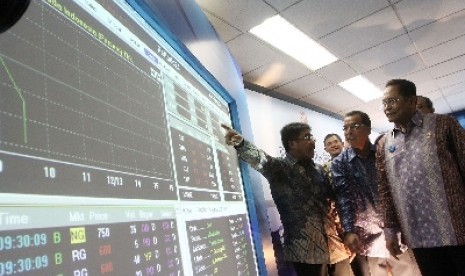 Pencatatan saham perdana Garuda Indonesia Tbk di Bursa Efek Indonesia, Jakarta.