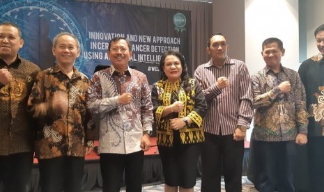 Pencegahan kanker harus diutamakan, daripada pengobatan. Foto Menkes Terawan Agus Putranto bersama para Pembicara Seminar Nasional Penaggulangan Kanker.