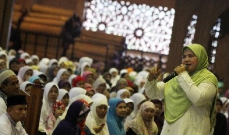 Penceramah Mama Dedeh memberikan tausiyah kepada jamaah dalam acara 