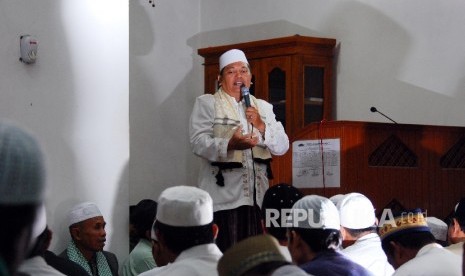 Penceramah sedang memberikan tausiyah usai sholat subuh gabungan di masjid Fajar Baitullah Rawapanjang,Bojonggede,Kabupaten Bogor,Jawa Barat.