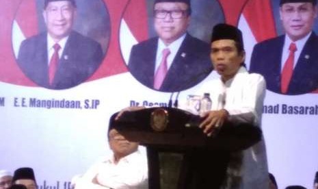 Penceramah Ustaz Abdul Somad (UAS) menyampaikan tausyiah dalam rangka syukuran dan doa bersama di Kompleks Parlemen Senayan, Jakarta,  Rabu (29/8).