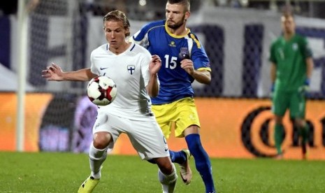 Pencetak gol Kosovo ke gawang Finlandia, Valon Berisha (kanan)