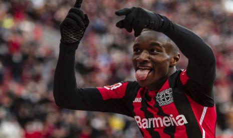 Pencetak gol Leverkusen Moussa Diaby melakukan selebrasi setelah mencetak gol untuk membuat skor menjadi 3:0 selama pertandingan sepak bola Bundesliga antara Bayer Leverkusen dan Arminia Bielefeld di Leverkusen, Jerman, Sabtu, 26 Februari 2022.