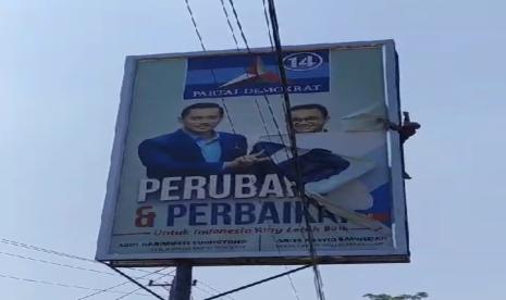 Pencopotan dan pembakaran baliho bergambar Anies-AHY di Sragen, Jumat (1/9/2023).