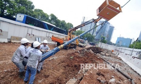 Pencopotan PJU. Petugas Dinas Perindustrian dan Energi mencopot tiang Penerangan Jalan Umum (PJU) di Jalan HR Rasuna Said, Kuningan, Jakarta Selatan, Senin (23/10).