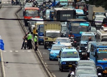 Pencurian spion mobil rawan terjadi di saat macet seperti ini.