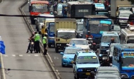 Pencurian spion mobil rawan terjadi di saat macet seperti ini.