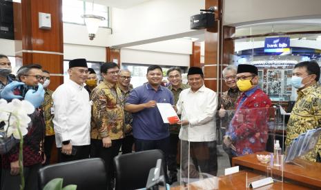 Pendaftar haji milenial usia 21 tahun bersama wagub, pimpinan komisi VIII, BPKH, Dirut BJB dan Dirut BJB Syariah.