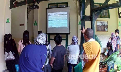 Pendaftar mengamati Informasi Penerimaan Peserta Didik Baru (PPDB) 