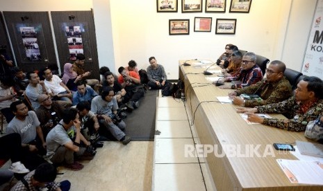 Pendaftaran Parpol Peserta Pemilu. Ketua KPU Arief Budiman (ketiga kanan) memberikan paparan saat konferensi pers di Media Center KPU, Jakarta, Senin (2/10).