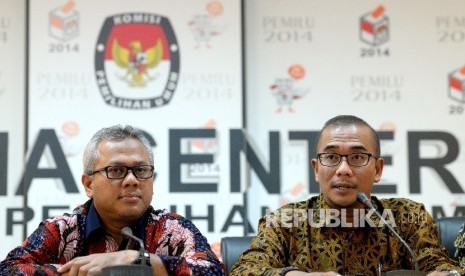 Pendaftaran Parpol Peserta Pemilu. Ketua KPU Arief Budiman (tengah) bersama Anggota KPU Wahyu Setiawan (kiri) dan Hasyim Asyari saat konferensi pers di Media Center KPU, Jakarta, Senin (2/10).