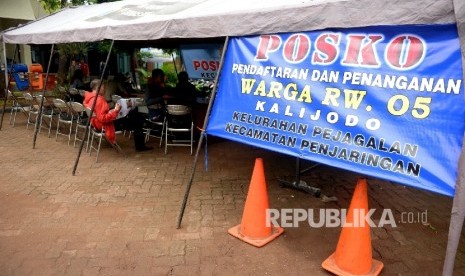 Pendaftaran Relokasi Warga Kalijodo. Posko pendaftaran warga Kalijodo di Kecamatan Penjaringan, Jakarta, Selasa (16/2). 