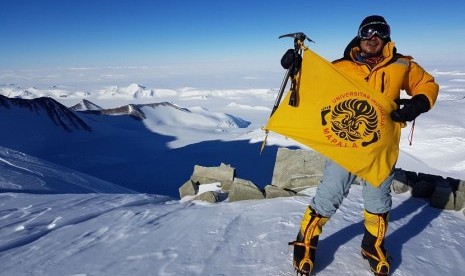 Pendaki Mapala UI, Dedi Satria mengibarkan bendera Mapala UI di Gunung Vinson Massif, Antartika, Januari lalu. Pendakian Gunung Vinson Massif dengan ketinggian 4.987 meter di atas permukaan laut (mdpl) merupakan usaha Mapala UI untuk menuntaskan Ekspedisi Seven Summits Universitas Indonesia yang telah tertunda selama 25 tahun.