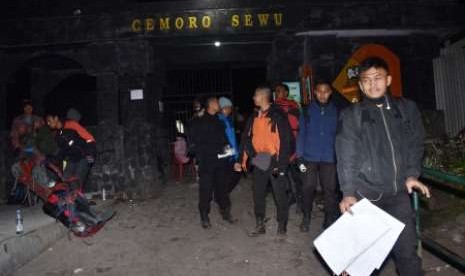 Mountaineers arrive safely from Cemoro Sewu climbing trail following forest fires that hit Mount Lawu at Magetan, East Java, Friday (Aug 17).